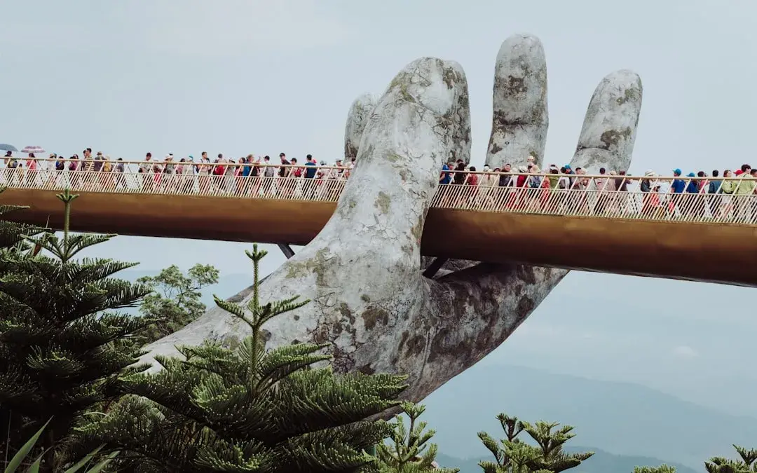 découvrez ba na hills, une destination touristique incontournable au vietnam avec ses paysages magnifiques, son téléphérique panoramique et le célèbre pont d'or.