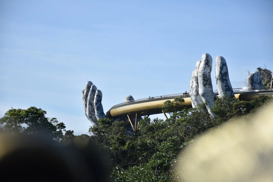 découvrez ba na hills, une destination touristique incontournable au vietnam, célèbre pour son parc d'attractions, son téléphérique panoramique et son célèbre pont d'or tenu par des mains géantes.
