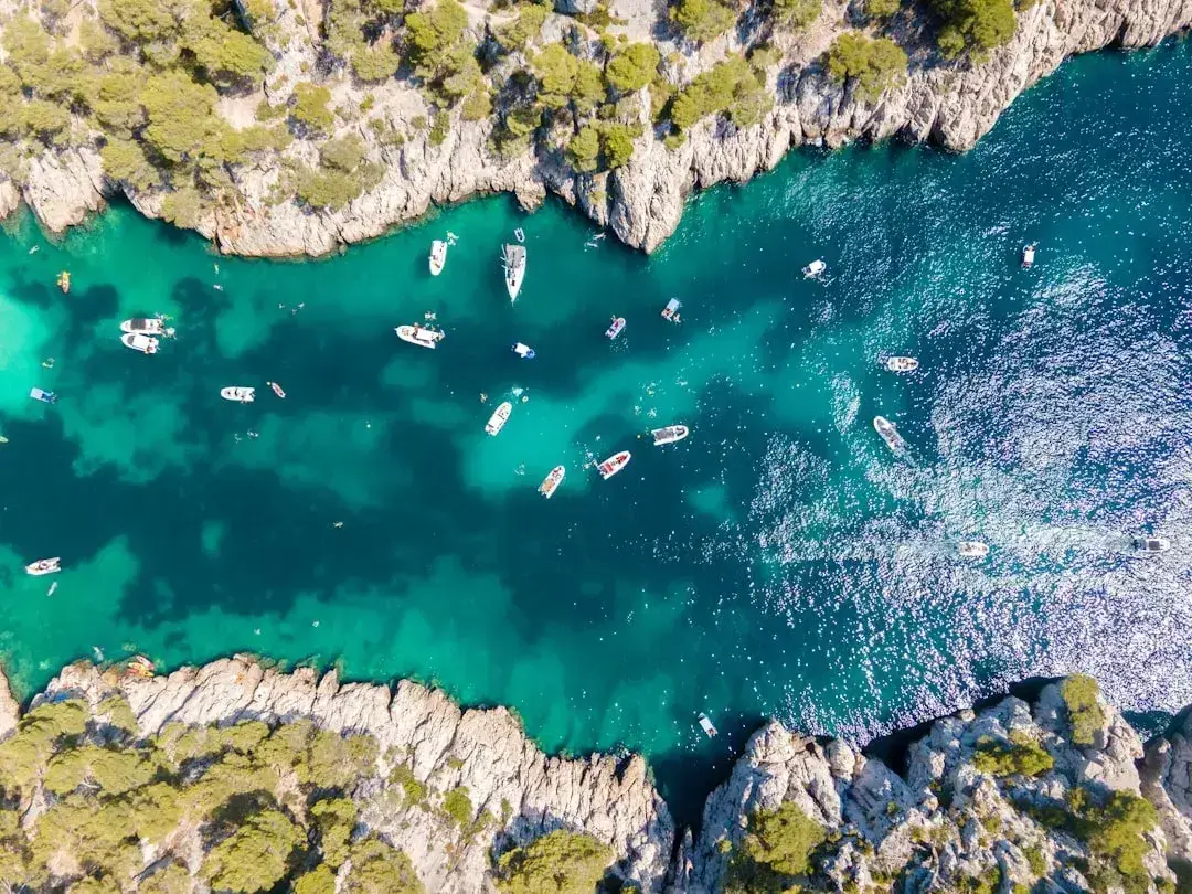 découvrez la beauté spectaculaire de la baie de ha long, un site classé au patrimoine mondial de l'unesco, avec ses paysages karstiques uniques et ses eaux turquoise.