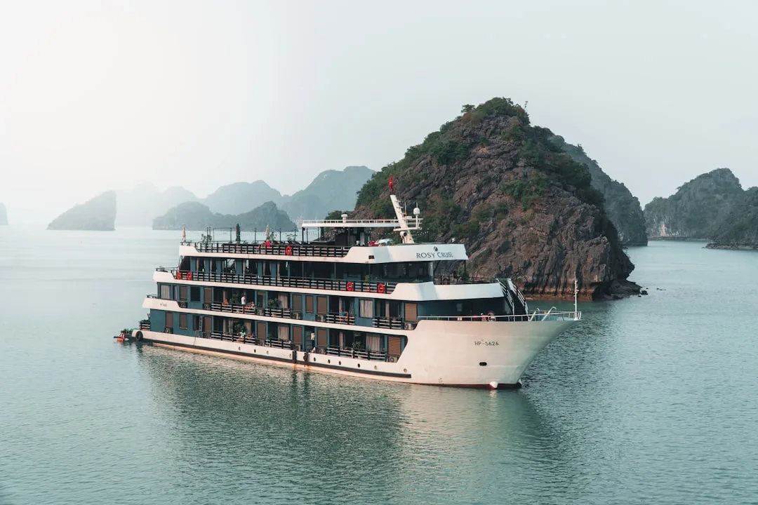 découvrez la baie d'halong, un site naturel spectaculaire au vietnam célèbre pour ses formations karstiques uniques et ses eaux émeraude, idéal pour des croisières et aventures inoubliables.