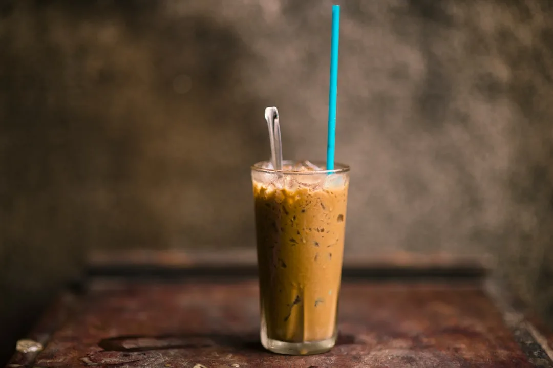 découvrez le café vietnamien, une boisson riche en saveurs avec son mélange unique de café fort et de lait sucré, parfaite pour les amateurs de café à la recherche d'une expérience authentique.