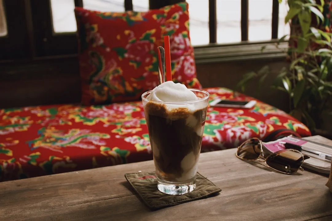 découvrez le café vietnamien, une boisson riche en saveurs avec son mélange unique de café fort et de lait concentré sucré, parfaite pour les amateurs de café à la recherche d'une expérience authentique.