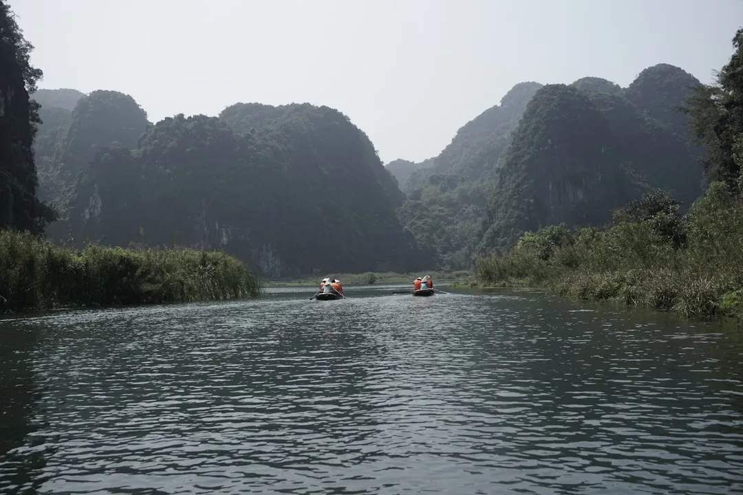 découvrez l'exploration du delta du vietnam, une aventure immersive au cœur des paysages fluviaux, des villages traditionnels et de la biodiversité unique de cette région exceptionnelle.