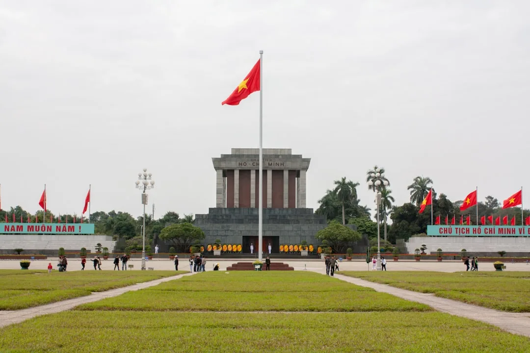 drapeau du vietnam : découvrez les couleurs, le symbole et l'histoire du drapeau vietnamien, emblème national riche en signification.