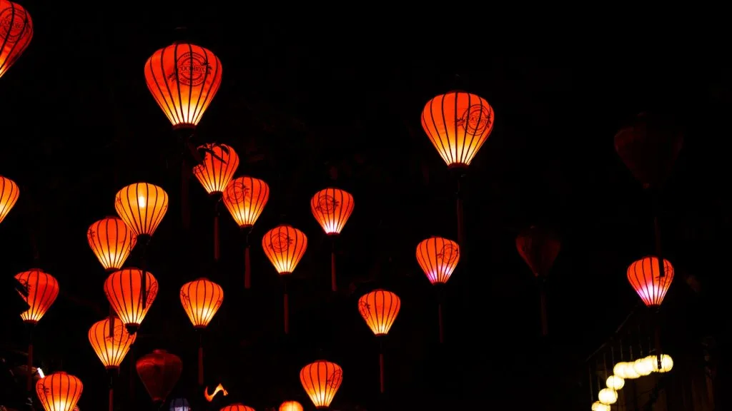 Défilé de lanternes colorées lors du festival de la mi-automne au Vietnam