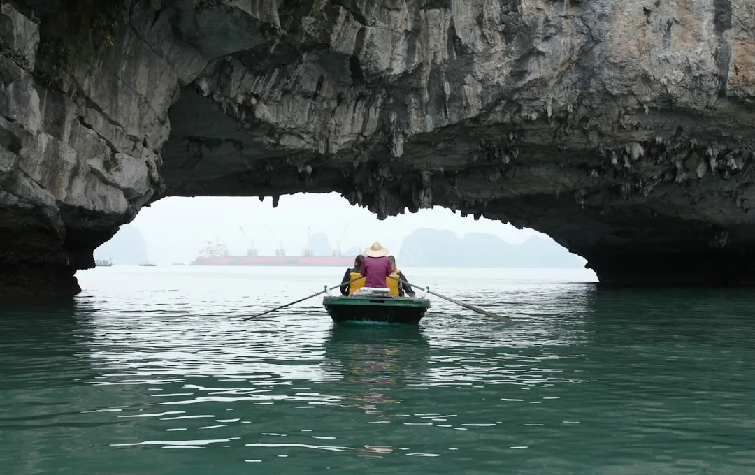 découvrez la beauté spectaculaire de la baie de halong, un site naturel exceptionnel au vietnam célèbre pour ses formations karstiques uniques et ses eaux émeraude.