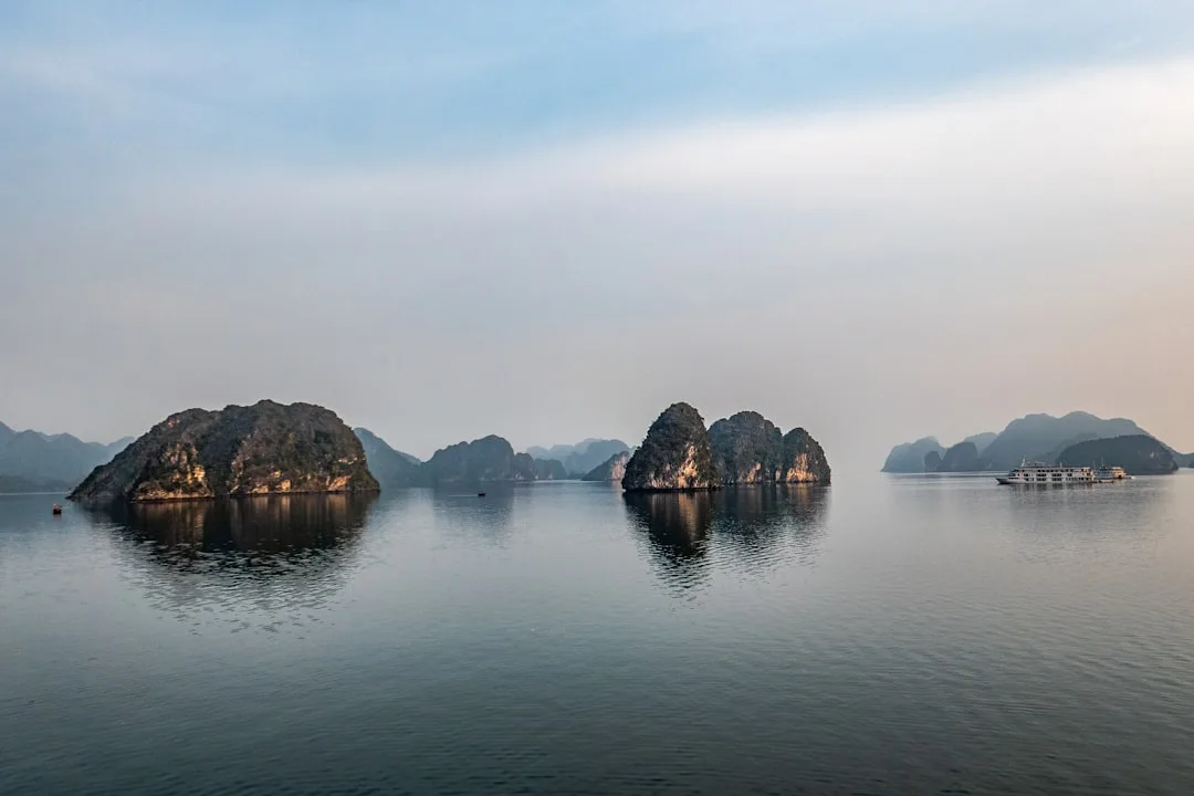découvrez la baie d'halong, un site naturel classé au patrimoine mondial de l'unesco, célèbre pour ses eaux émeraude et ses formations karstiques uniques au vietnam.