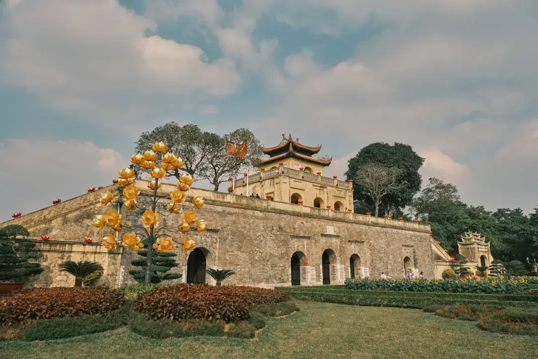 découvrez hanoï, la capitale dynamique du vietnam, riche en histoire, culture authentique et paysages pittoresques. explorez ses marchés animés, ses temples anciens et sa délicieuse cuisine locale.