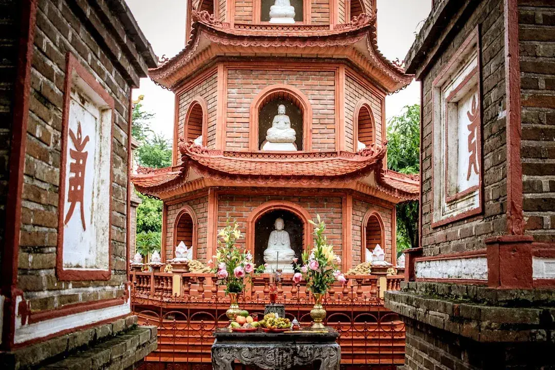 découvrez hanoi, la capitale vibrante du vietnam, riche en culture, histoire et saveurs uniques. explorez ses ruelles animées, ses temples anciens et sa délicieuse cuisine locale.