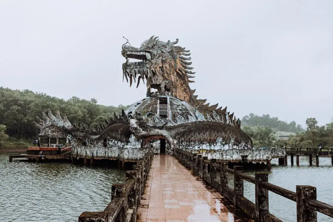 découvrez hue au vietnam, une destination riche en histoire, culture et paysages pittoresques. explorez les palais impériaux, les pagodes anciennes et profitez d'une expérience authentique au cœur du vietnam.
