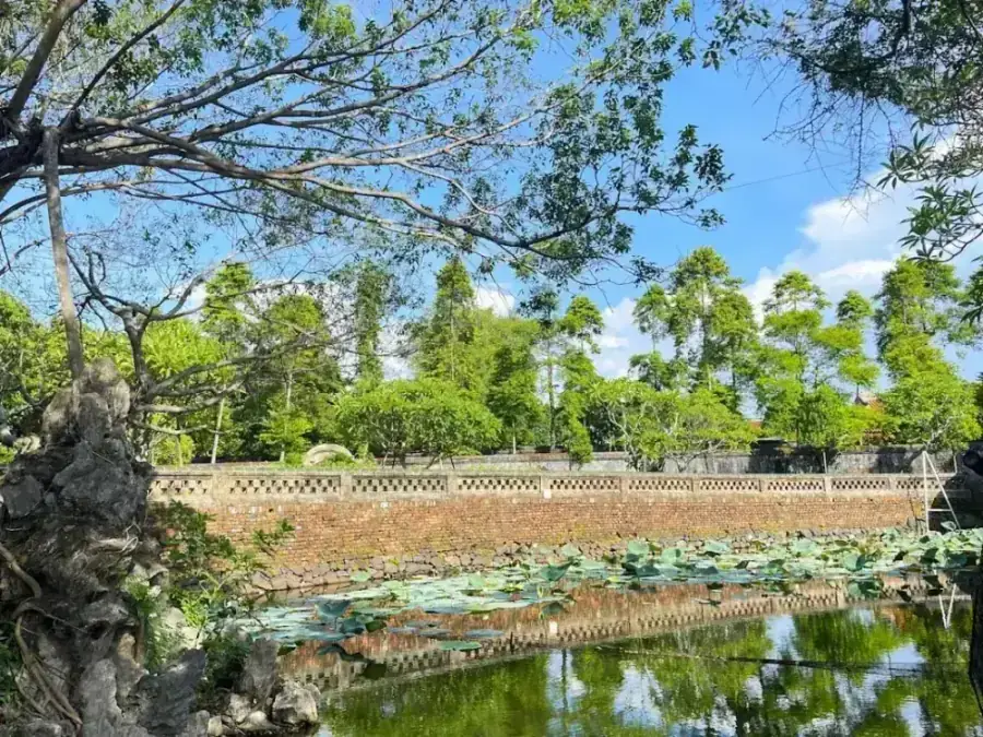découvrez hue au vietnam : une ville riche en histoire, patrimoine culturel et paysages magnifiques. planifiez votre voyage avec nos conseils et guides pratiques.
