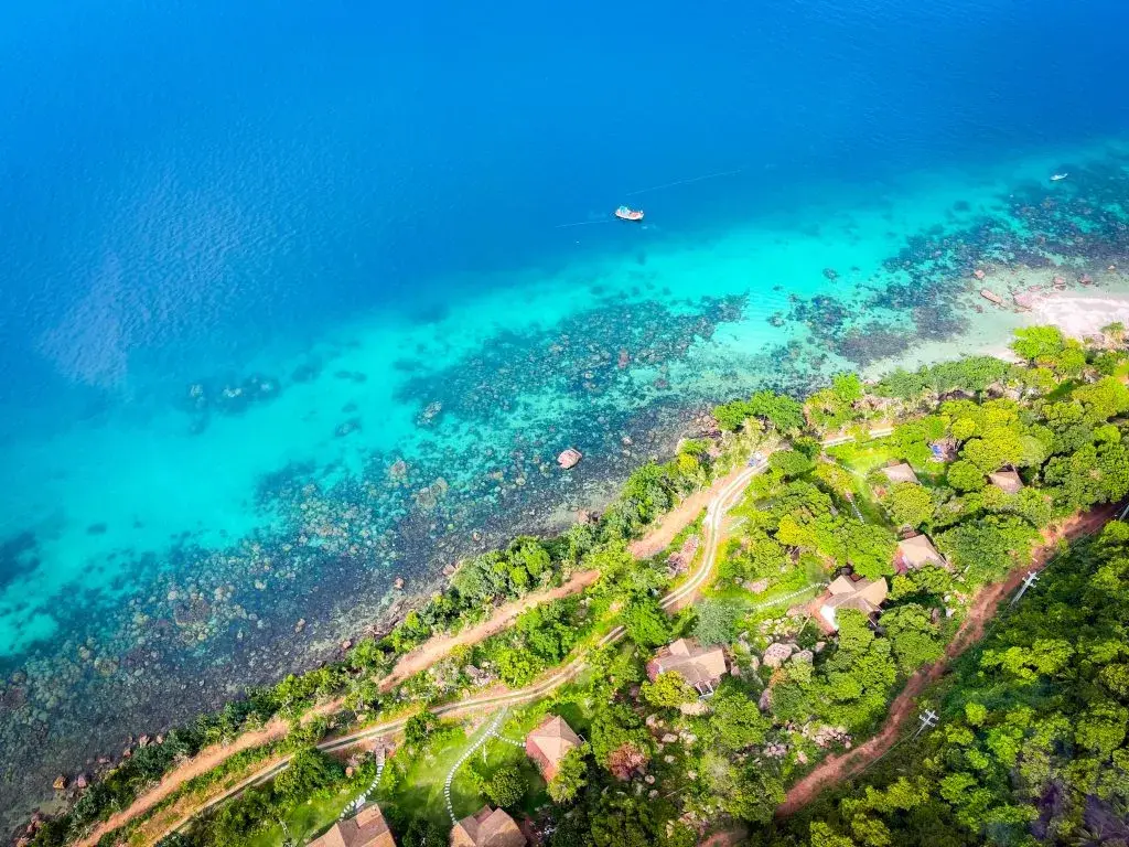 Plage de sable blanc de Phu Quoc avec palmiers et mer turquoise