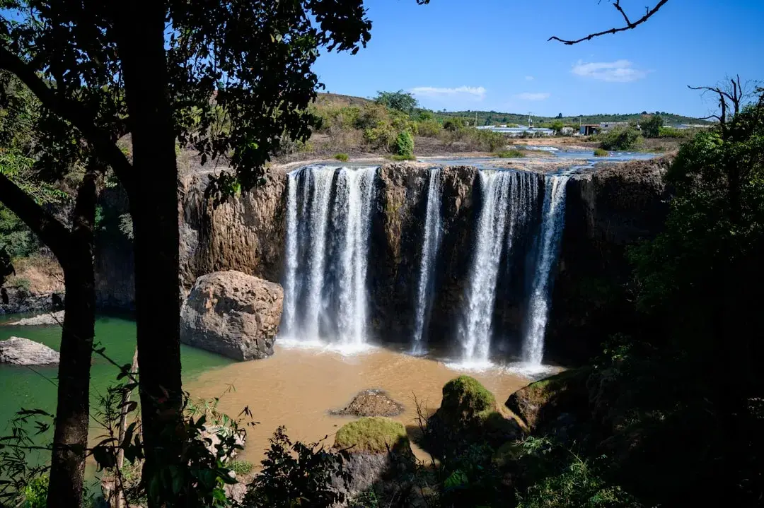 découvrez les paysages époustouflants du vietnam, entre rizières en terrasses, montagnes majestueuses et plages paradisiaques.