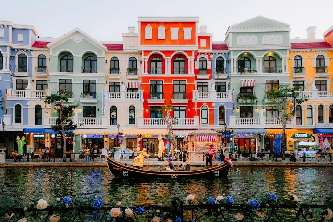 découvrez les merveilles des voyages fluviaux au vietnam : croisières paisibles, paysages époustouflants et cultures authentiques le long des rivières célèbres.